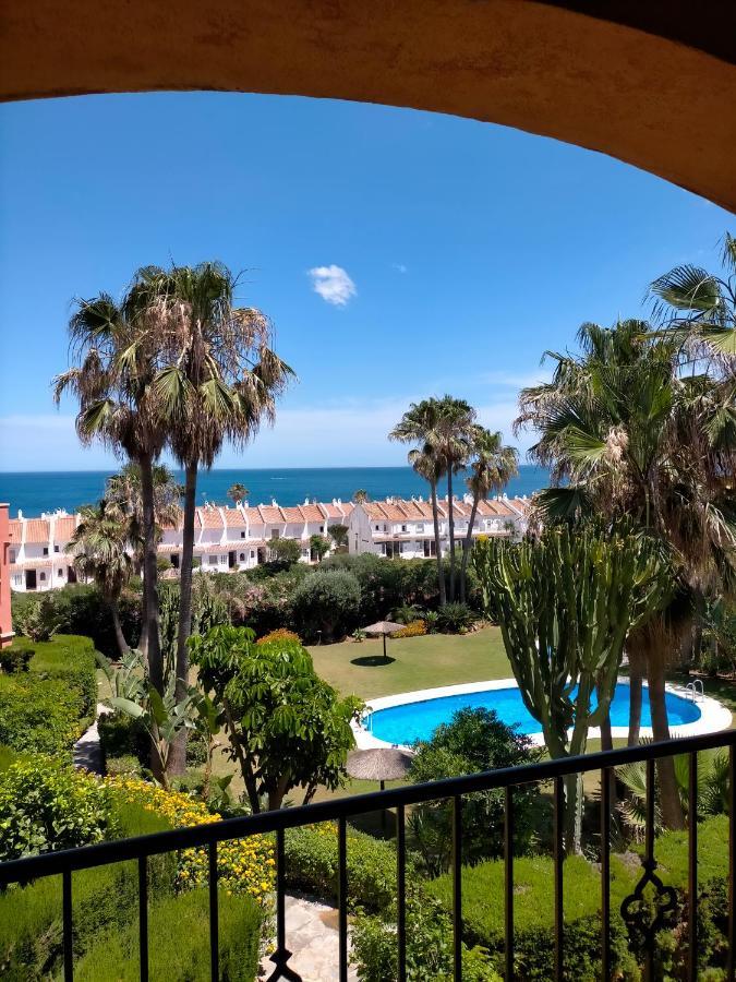 Appartement Met Zeezicht En Vlakbij Het Strand Манилва Екстериор снимка