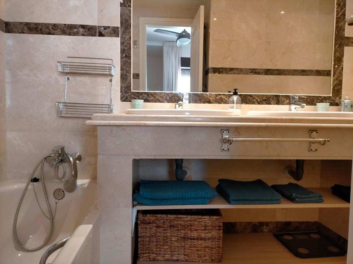 Appartement Met Zeezicht En Vlakbij Het Strand Манилва Екстериор снимка
