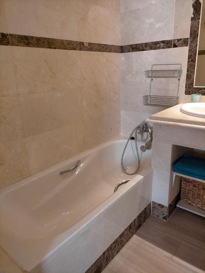 Appartement Met Zeezicht En Vlakbij Het Strand Манилва Екстериор снимка