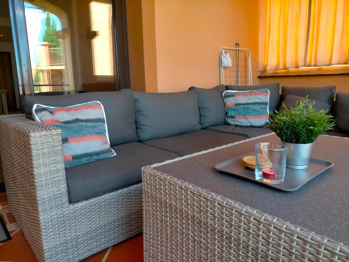 Appartement Met Zeezicht En Vlakbij Het Strand Манилва Екстериор снимка